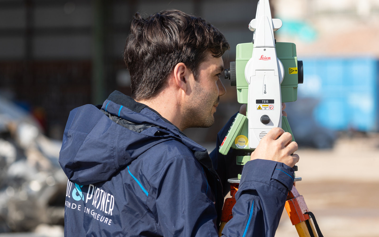 Ingenieur von Seidl & Partner misst mit einer Leica-Totalstation TS15 auf einer Baustelle ein